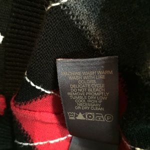 Liz Claiborne Sweaters - Liz Claiborne Black/Red Argyle V-Neck Sweater- L Liz Claiborne Sweaters - Liz Claiborne Black/Red Argyle V-Neck Sweater- L
